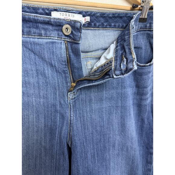 TORRID Distressed Hem Girlfriend Denim Jeans Plus Size 18R Cropped Preppy - Picture 5 of 16